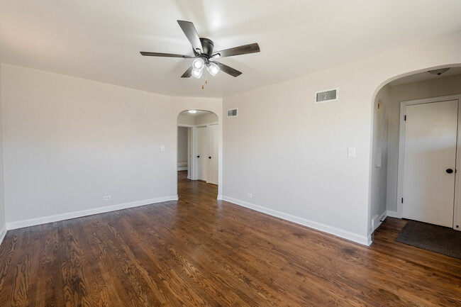 Building Photo - 5231 N Melvina Ave