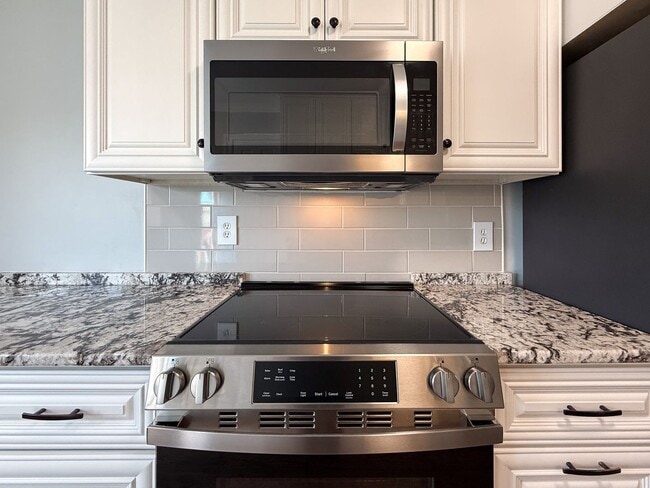 Building Photo - Double En-Suite Townhome