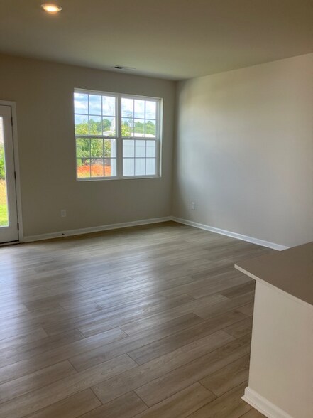 Building Photo - 1820 Bluejay Ln