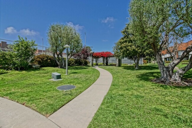 Building Photo - Bright & Airy, End-Unit 3BR2.5BA Townhouse w/ 2-Car Garage in Beautiful Gated Community w/ Pool &...