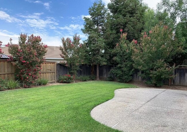 Building Photo - Wonderful 4 bedroom 3 full bath in the Wildhorse Golf Course Community.