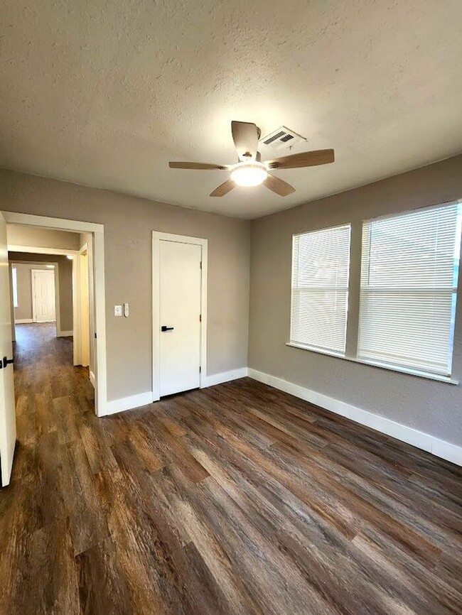 Building Photo - Fantastic 1 Bed 1 Bath Duplex in Shartel B...