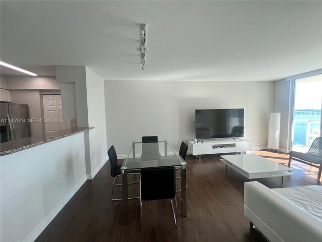 Building Photo - 1155 Brickell Bay Dr