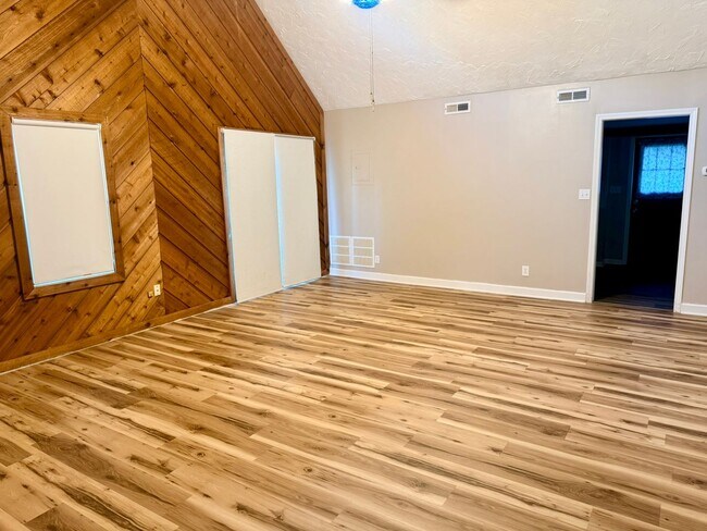 Building Photo - 283 Redfern Rd