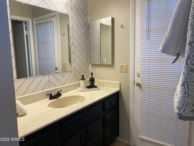 Building Photo - 7120 W Sunnyslope Ln