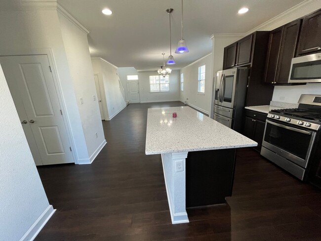 Building Photo - 4 Bedroom, 3.5 Bath Condo in Coveted Spenc...