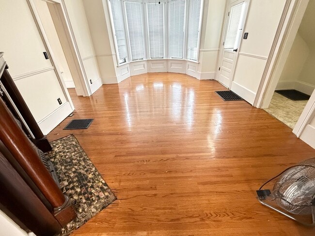 Building Photo - Large 4 BR house in Heyworth