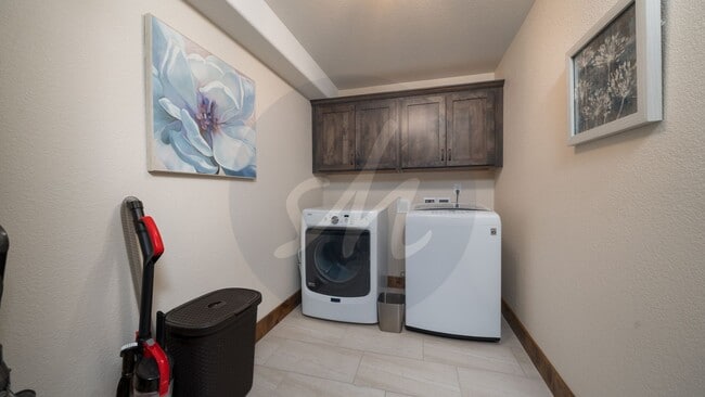 Building Photo - Country Living on 13.5 Acres