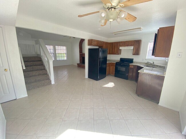 Building Photo - Northeast El Paso 3 Bed Refrig A/C