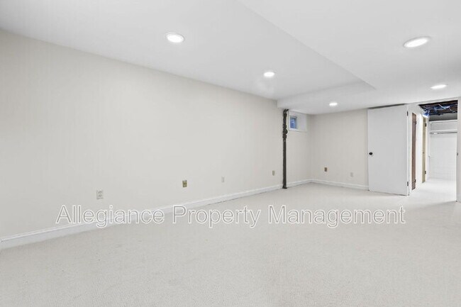 Building Photo - 3548 N Valley St