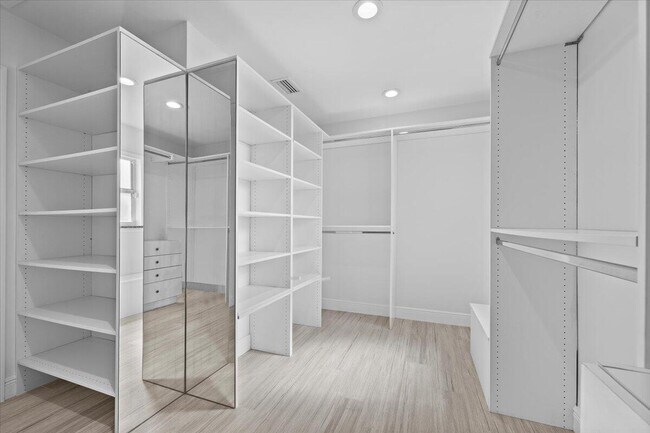 Building Photo - 12831 Shore Dr