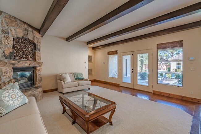 Building Photo - 340 Le Grande Cir