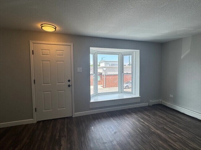 Building Photo - Look no further! newly remodeled 2 bed cen...