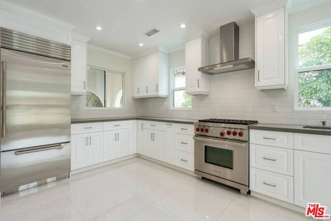 Building Photo - 10634 Wellworth Ave