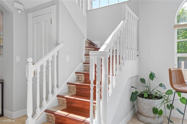 Building Photo - 4 br, 2.5 bath Townhome - 370 NE 7th Ave #...