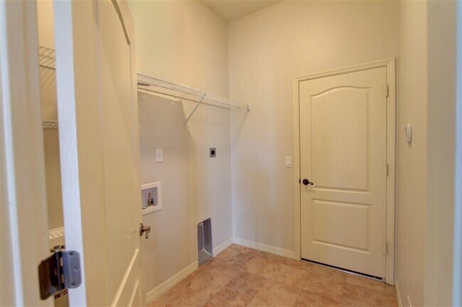 Building Photo - 1185 Dromin Ln