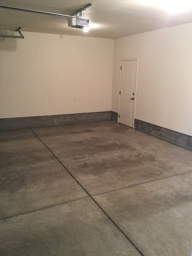 Building Photo - 3 Bedroom 2 Bath with RV parking in Medford!