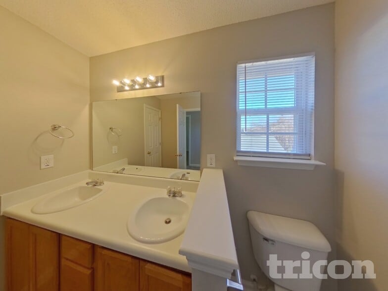 Building Photo - 428 Robins Egg Dr