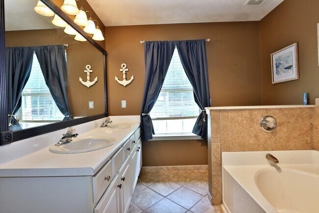 Building Photo - 3151 Greenbrier Ct