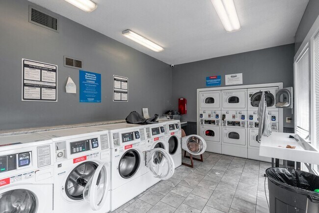 Building Photo - Bolinwood condo available mid-June!! 3 beds, 2 baths in GREAT location in Chapel Hill!