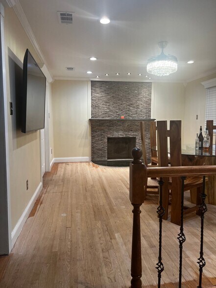 Building Photo - 4433 Village Dr