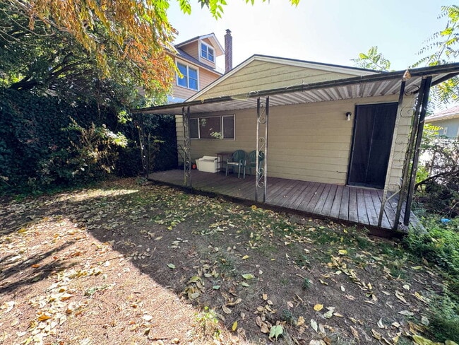 Building Photo - Three Bedroom Home Nestled in the Heart of...