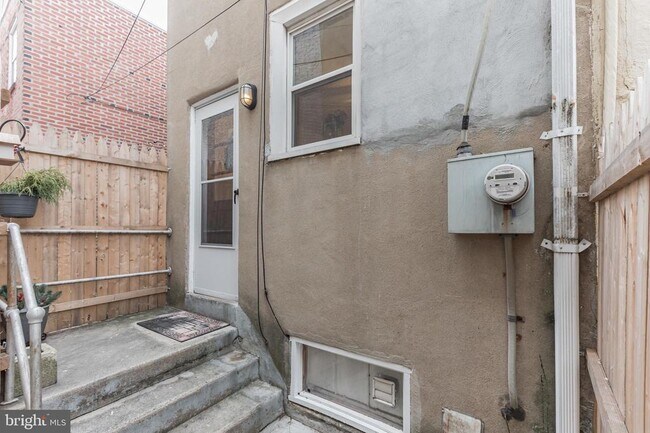 Building Photo - 3 W 1st Ave