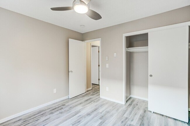 Building Photo - Off SE Belmont: Mid-Century 2Bdr w/ Parkin...