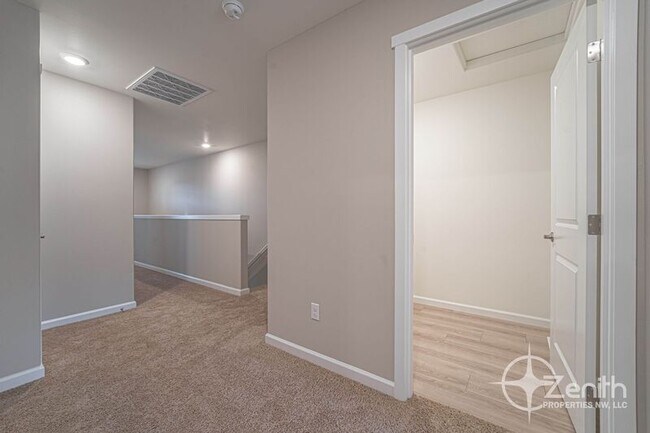 Building Photo - 7020 NE 156th Pl