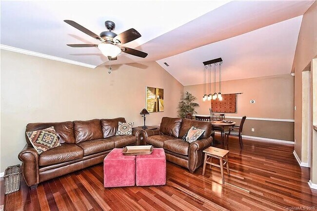 Building Photo - Charming 2BR Condo in Charlotte