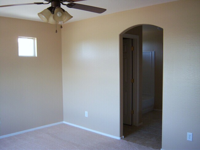 Building Photo - GREAT 4BEDROOM/3BATH HOME WITH ALL THAT YO...
