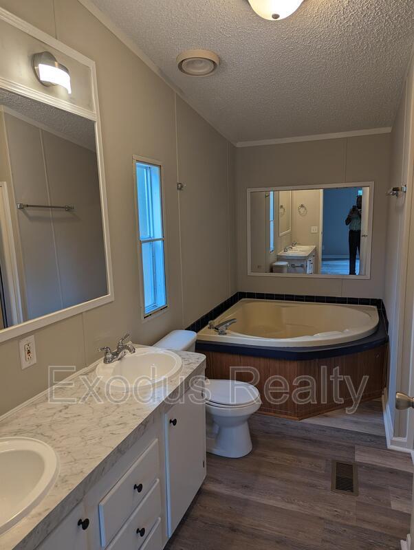 Building Photo - 624 Deer View