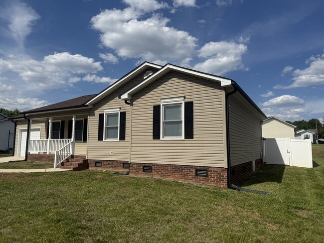 Building Photo - 801 Sunview Dr NW