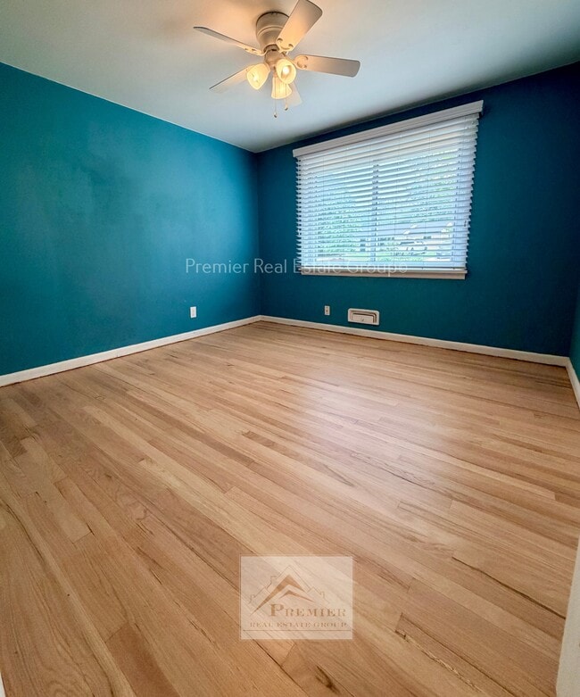 Building Photo - 2140 Robin Dr