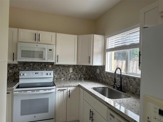 Building Photo - 1142 NE 41st Ave