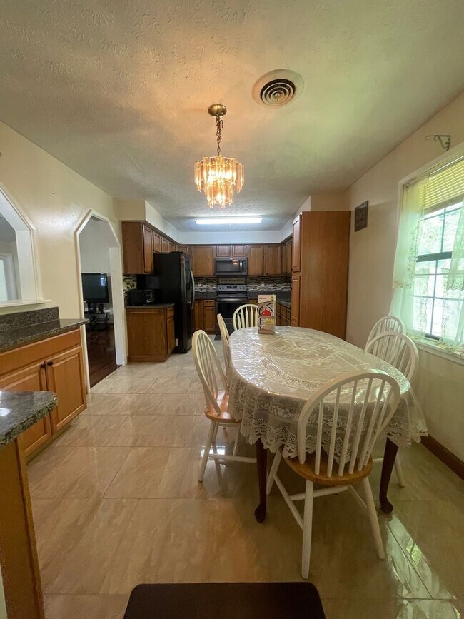 Building Photo - Walking Distance to the Parkway!