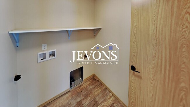 Building Photo - 708 N 29th Ave