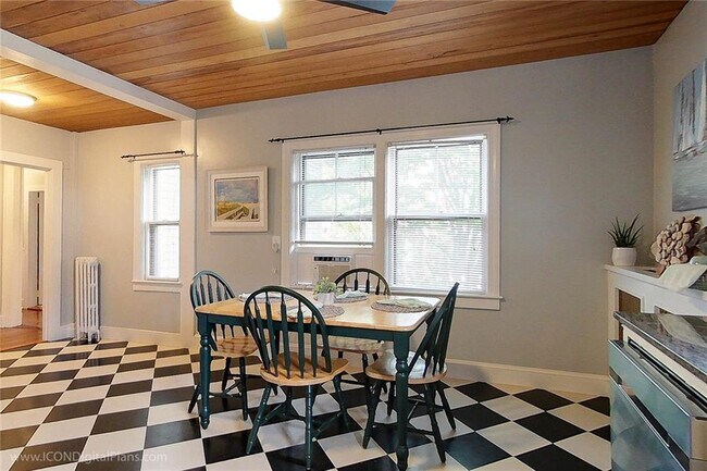Building Photo - 28 W Narragansett Ave