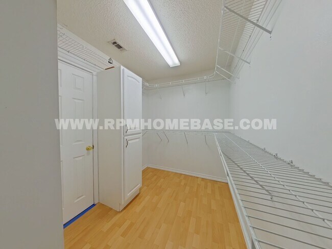 Building Photo - Crestview Charm: 4 Bedroom Home with Hard Floors and Fenced Yard!