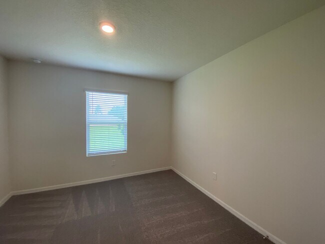 Building Photo - Desirable SE Ocala Neighborhood - Lake Dia...