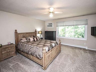 Large Master Bedroom w/walk-in closet - 4116 Cj Cir SE