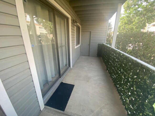 Building Photo - Beautiful 1 Bedroom Condo Across from Buck...