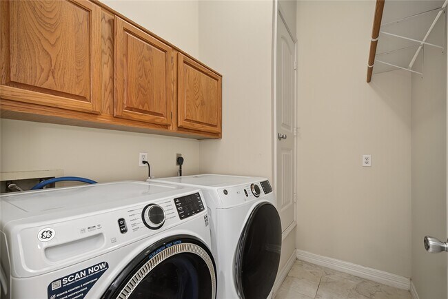 Building Photo - 14135 Swallowfield Dr