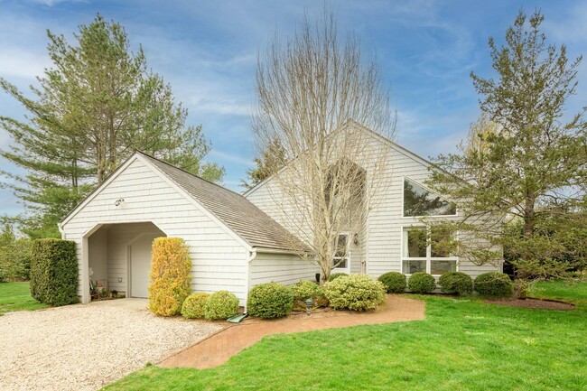Primary Photo - 30 Huckleberry Ln