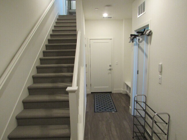 Building Photo - Gorgeous 4 Bed, 2.5 Bath Townhome in Prime Location near Downtown Livermore