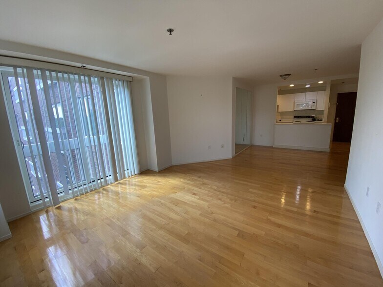 Building Photo - 931 Massachusetts Ave