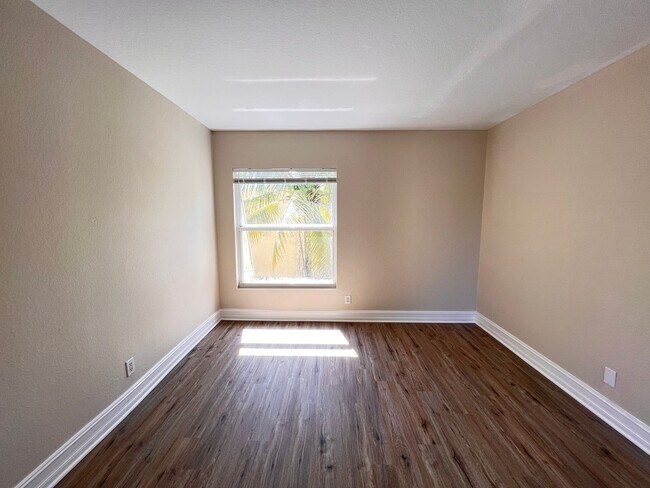 Building Photo - Spacious End-Unit Townhouse in Boynton Beach