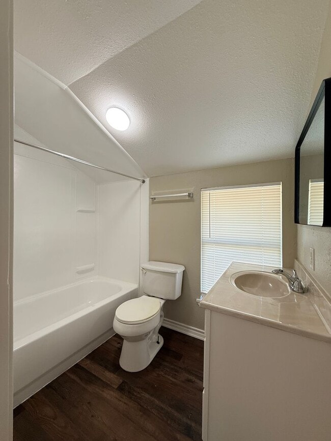 Building Photo - 3 Bedroom 2 Bath 2 Story Updated