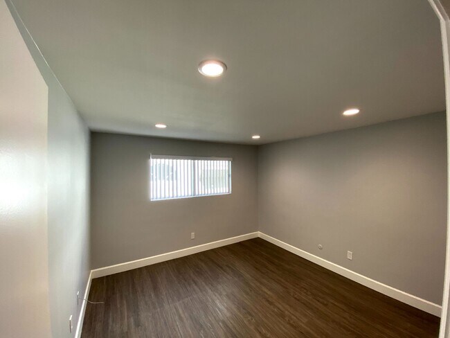 Building Photo - Stylish 2-Bed Apartment