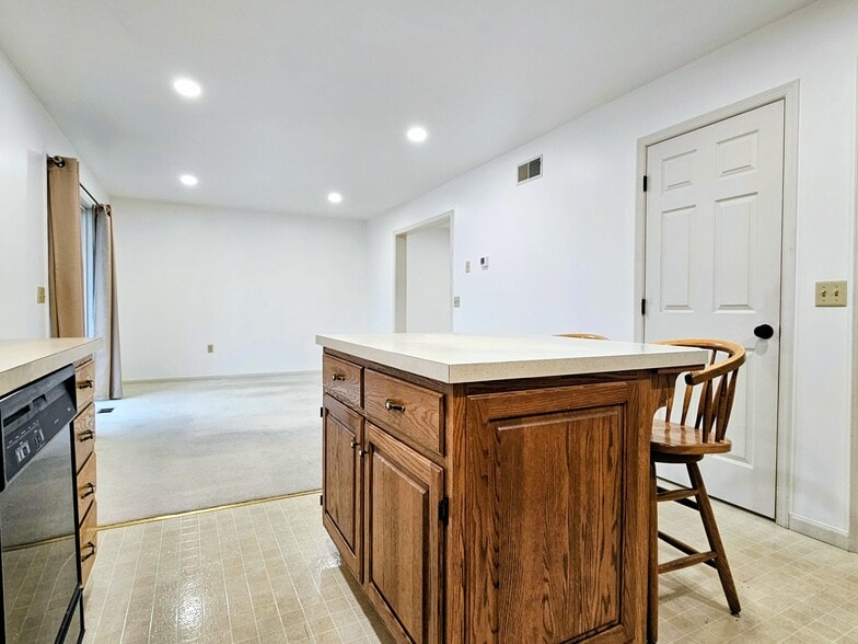 Building Photo - 357 Acorn Cir